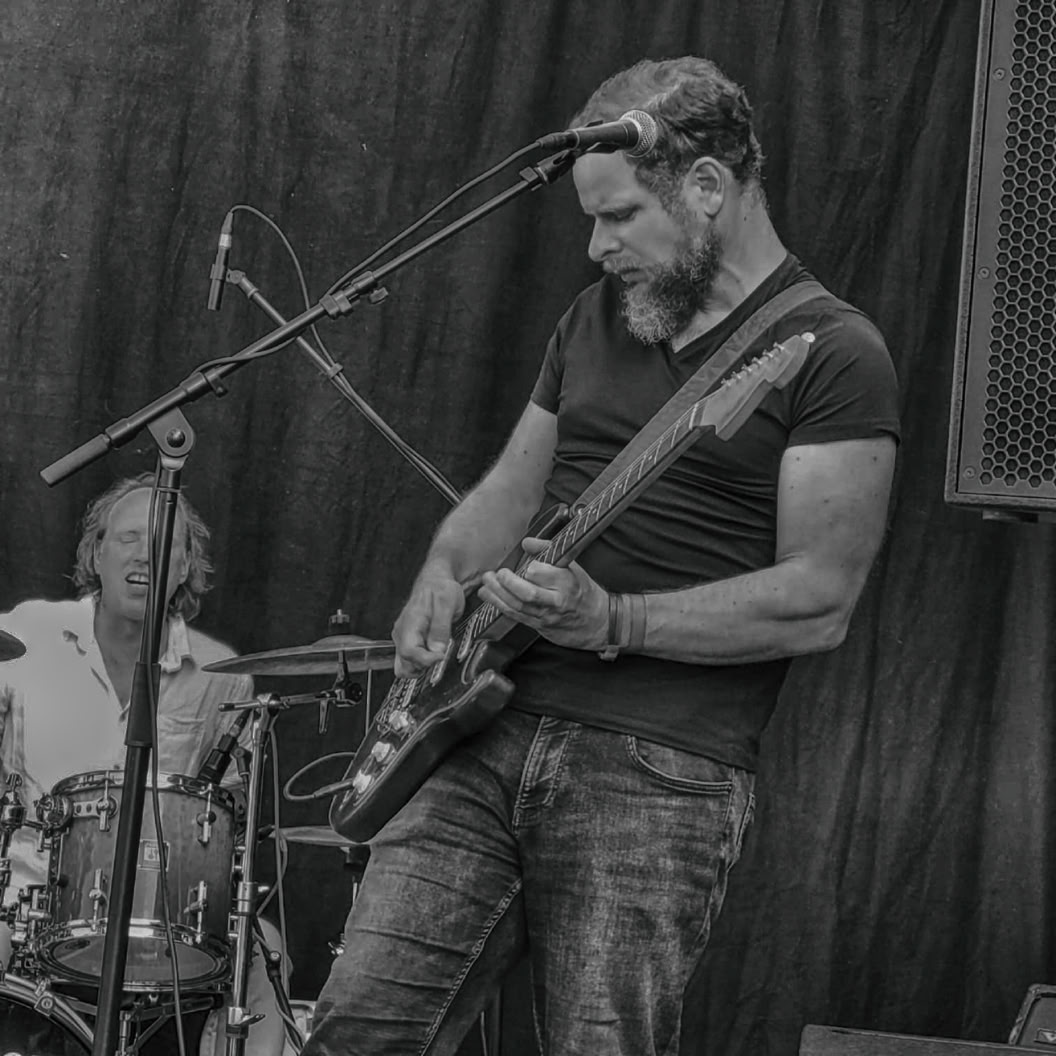 Bene Hülsmann (Gitarre/Gesang) live auf der Bühne
